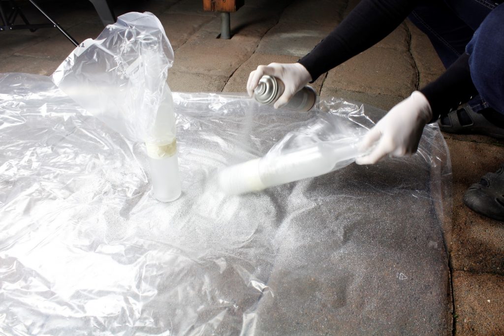 Flaschen mit Granitspray besprühen