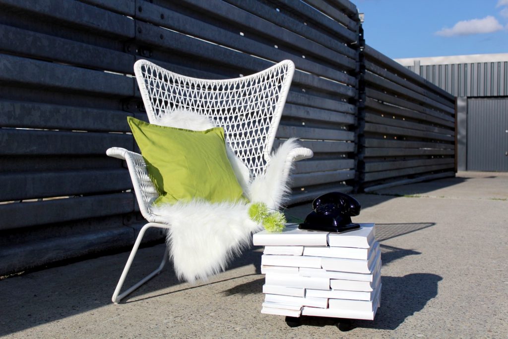 DIY-Beistelltisch-aus-Büchern