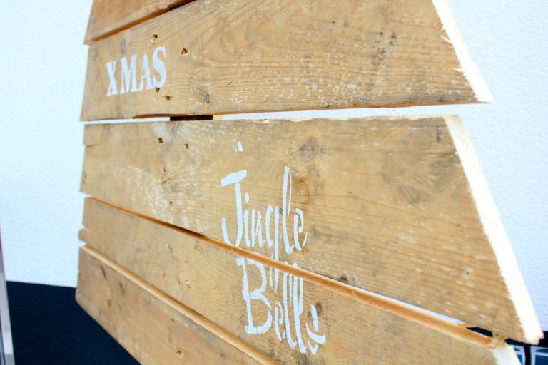 DIY: Cooler Weihnachtsbaum aus Paletten für draußen und drinnen