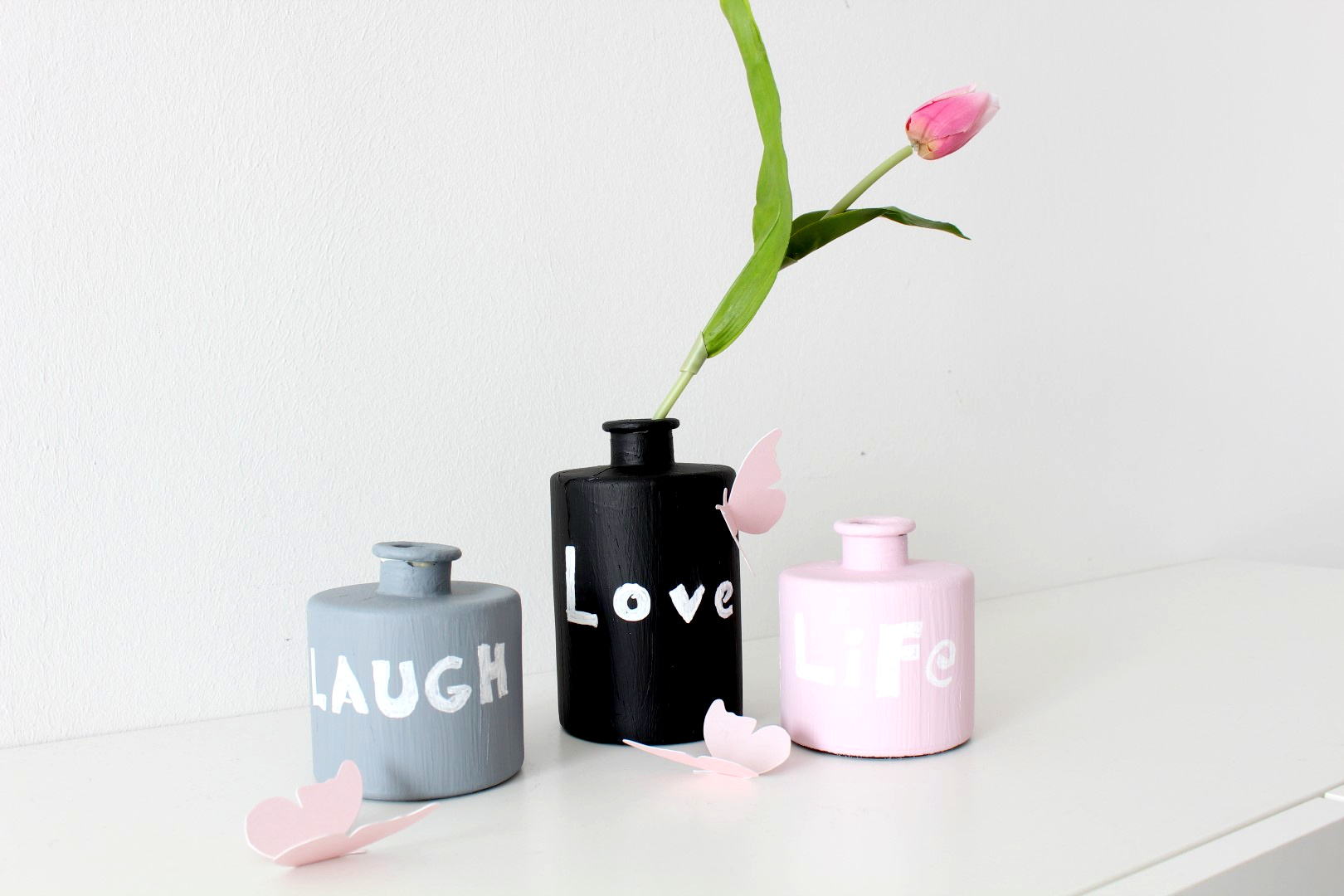 Frühlingsdeko: Vasen mit Tafelfarbe verschönern