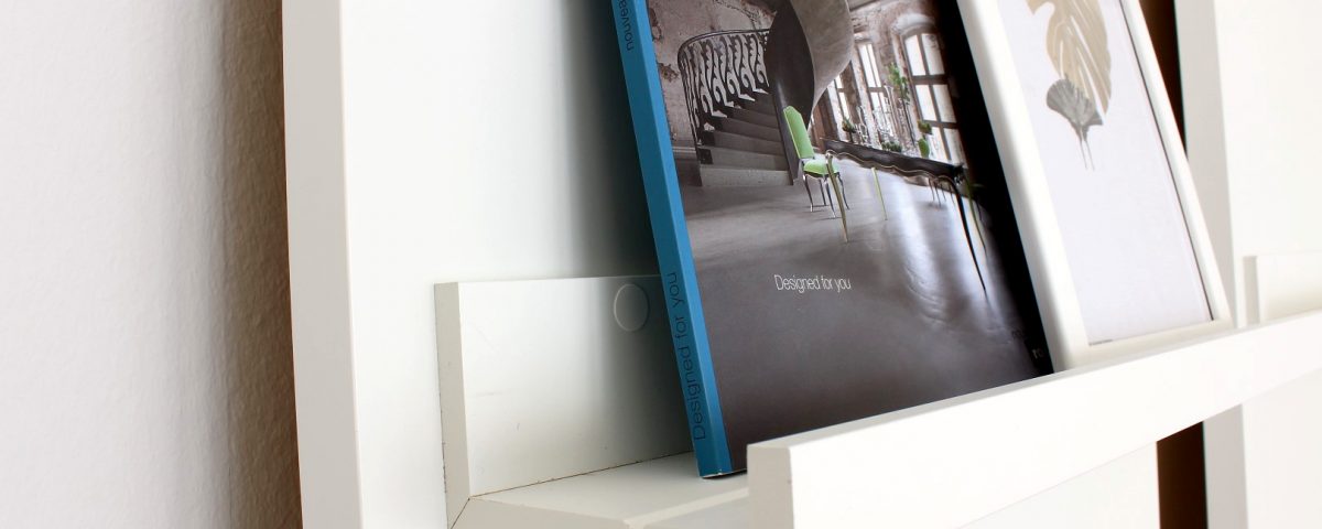 Anlehnregal-für-Bücher-Bilder-Deko